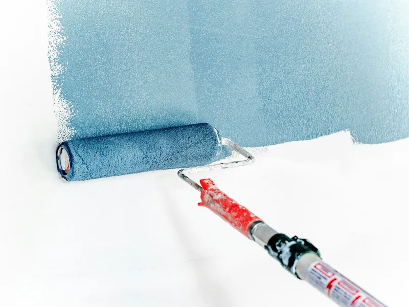 Imagen ilustrativa de un salón luminoso recién pintado en tonos claros